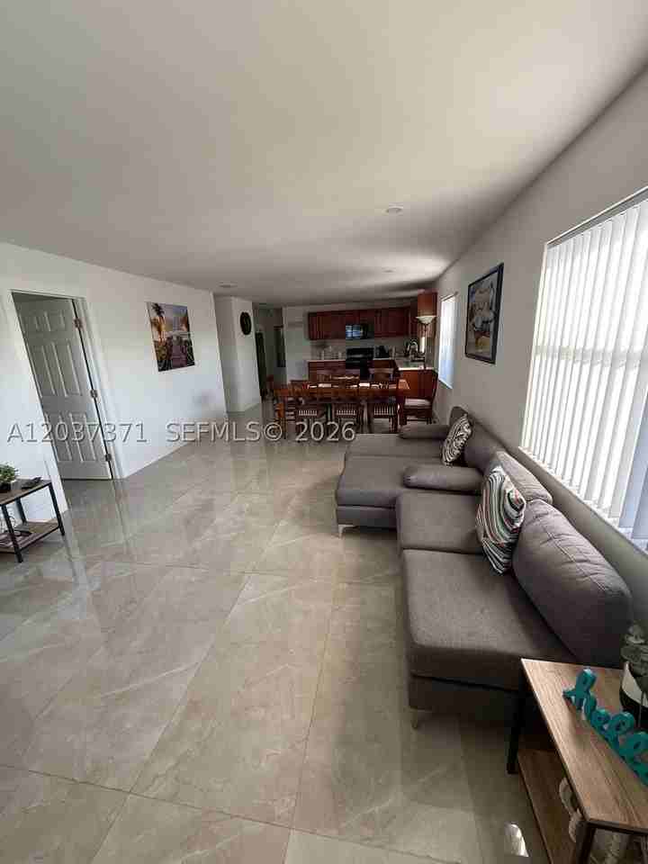 208 Nw 7th St #1 - Photo 5 of 16