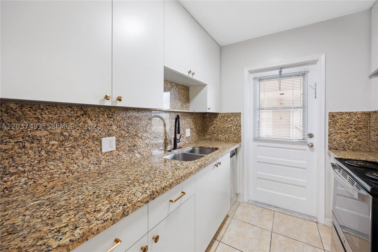 5420 Hollywood Blvd #208 - Photo 3 of 16