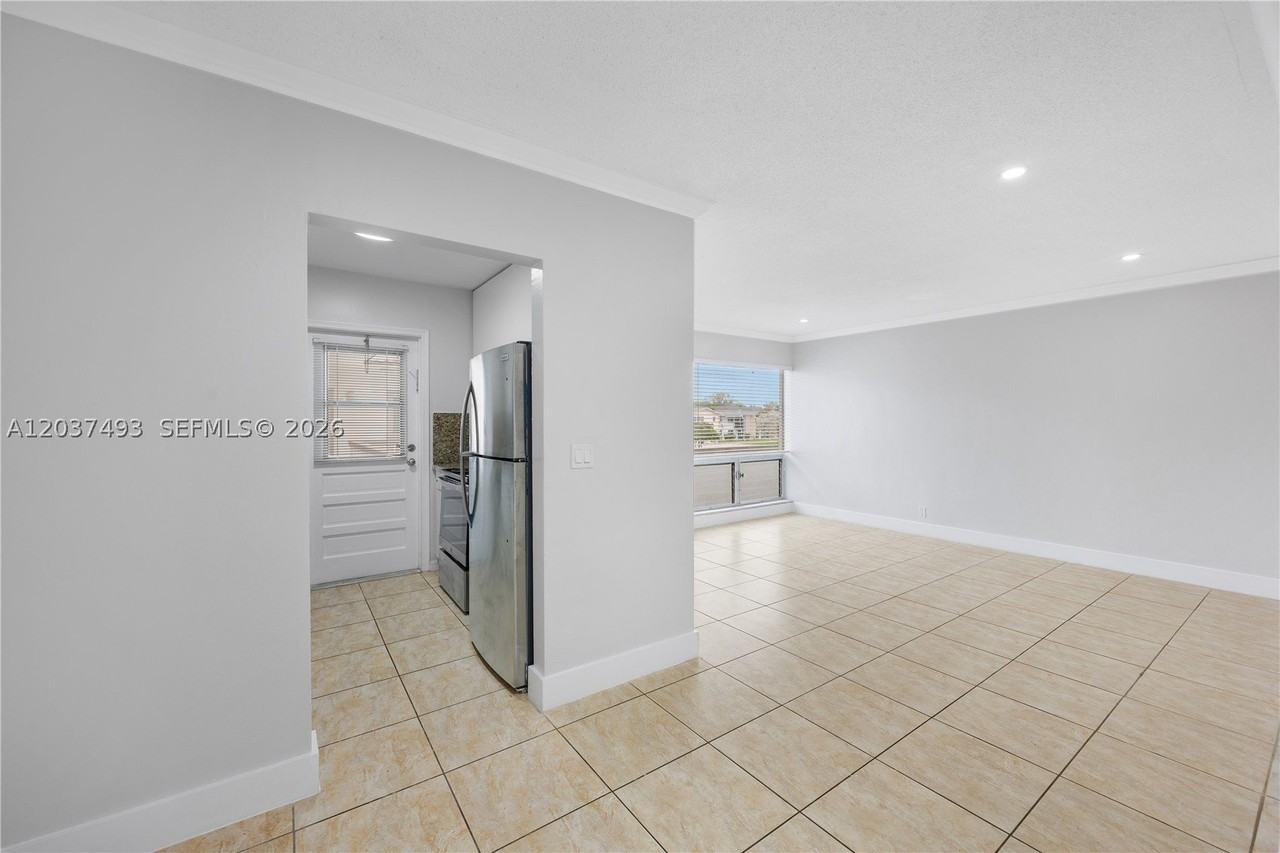 5420 Hollywood Blvd #208 - Photo 4 of 16