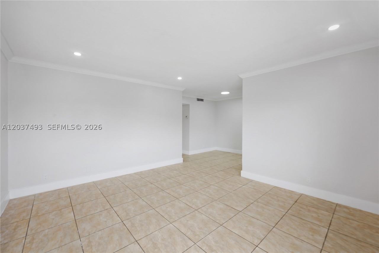 5420 Hollywood Blvd #208 - Photo 5 of 16