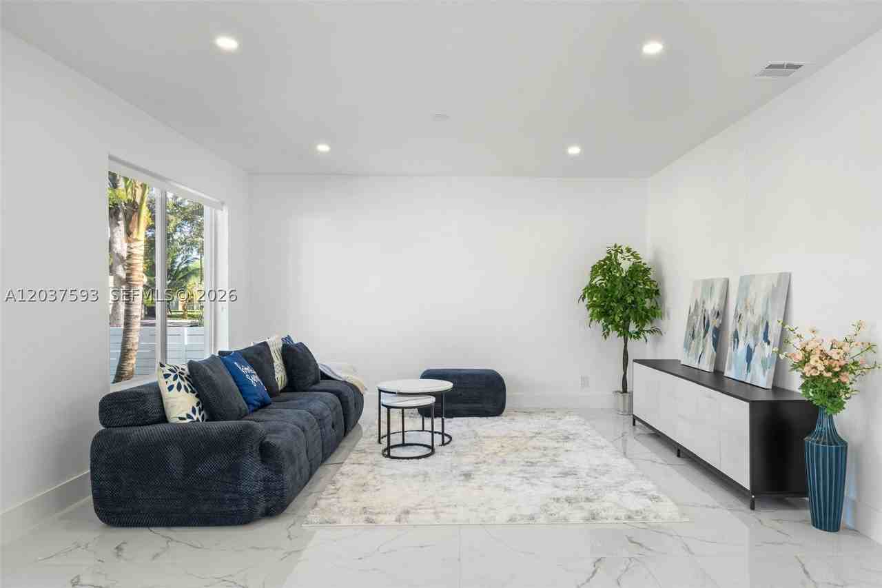 253 Sw 4th St - Photo 5 of 27