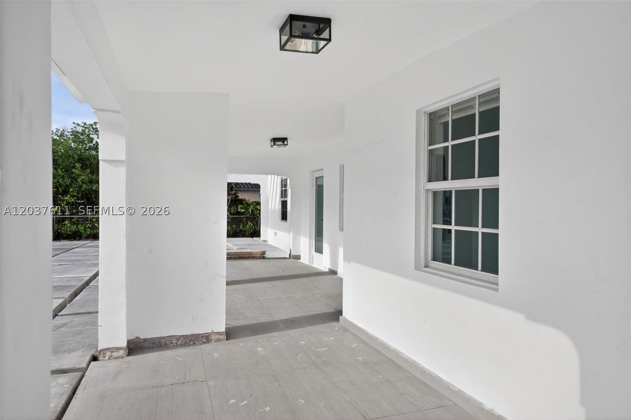 1920 Sw 67th Ave - Photo 2 of 35