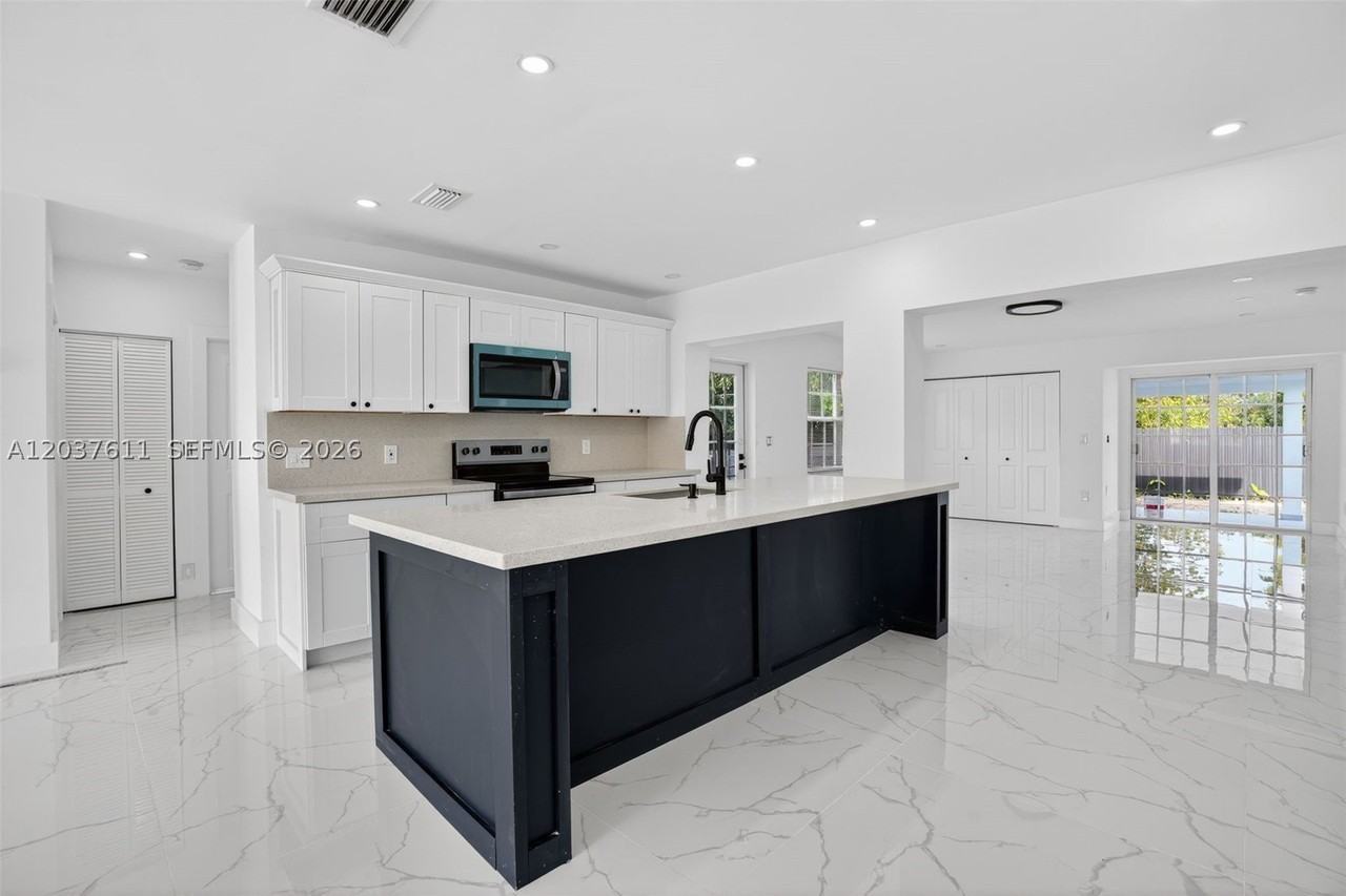 1920 Sw 67th Ave - Photo 4 of 35