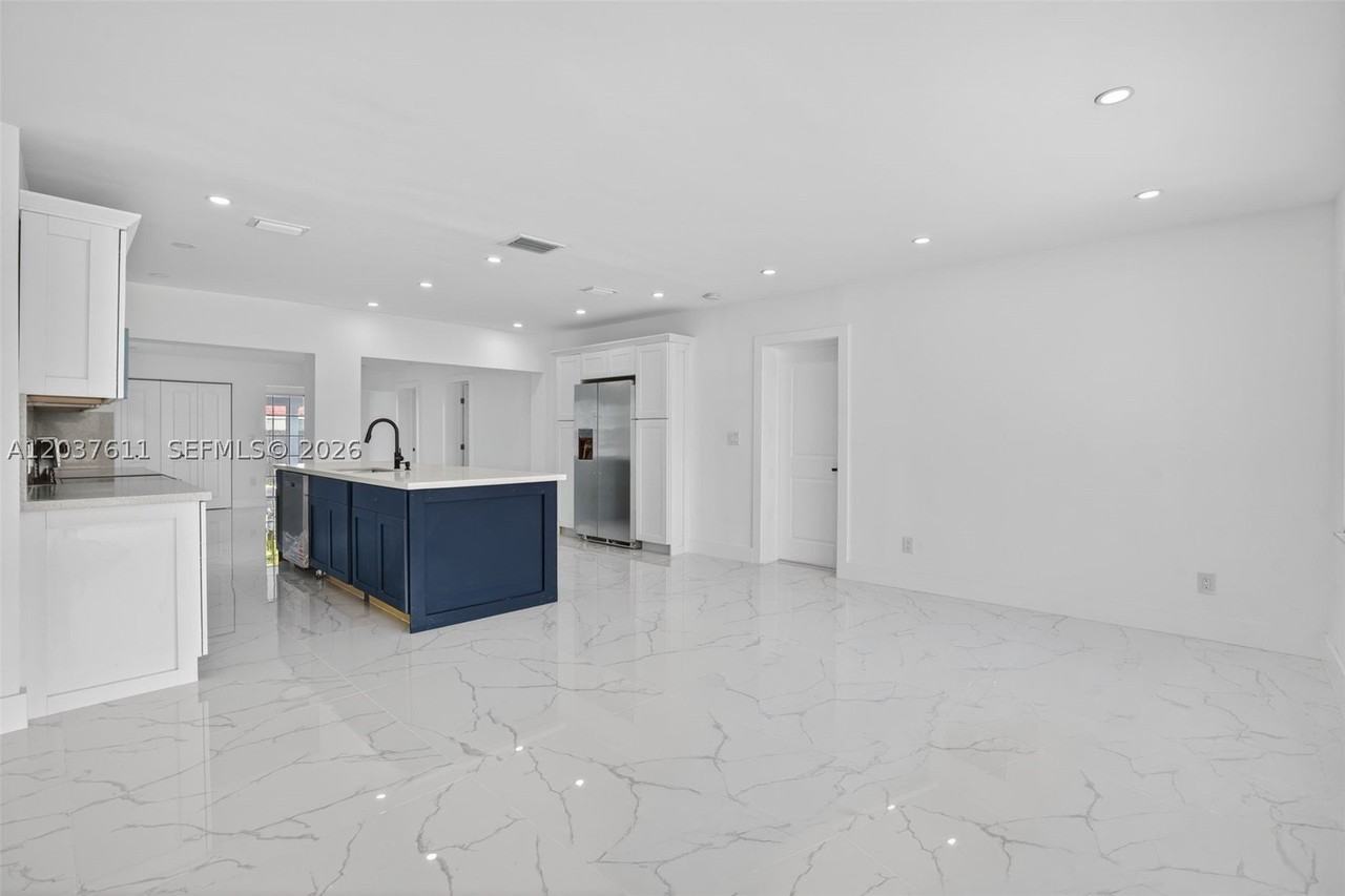 1920 Sw 67th Ave - Photo 5 of 35