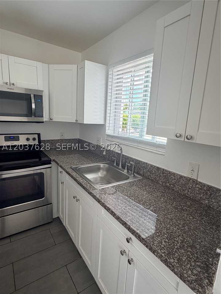 1315 N 22nd Ave #A2 - Photo 6 of 11
