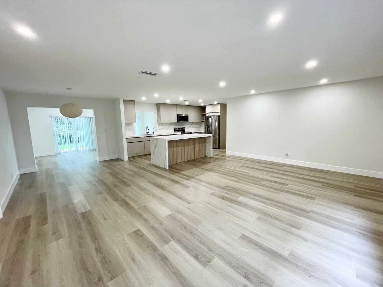 8205 Nw 106th Ave - Photo 2 of 22