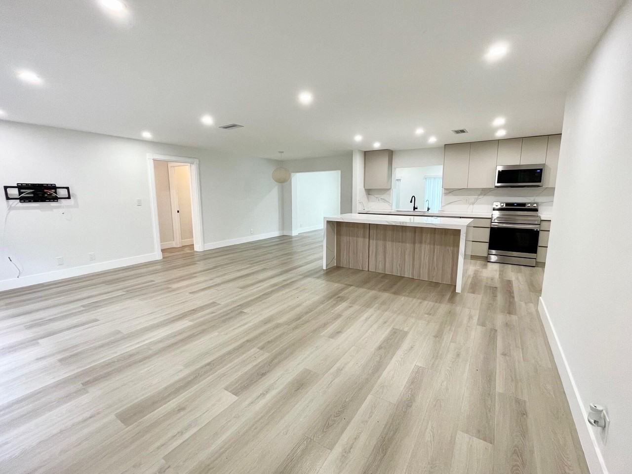 8205 Nw 106th Ave - Photo 3 of 22