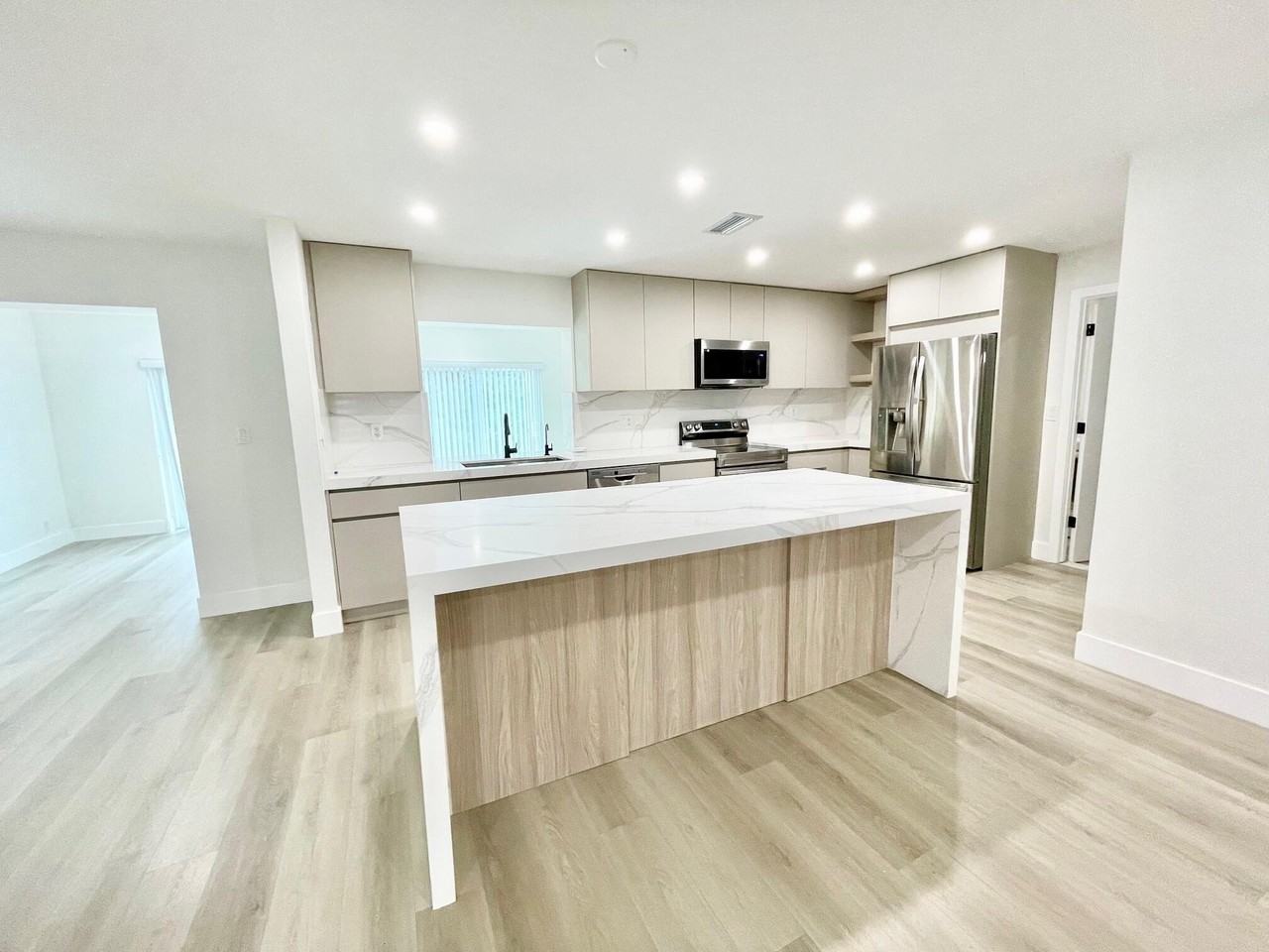 8205 Nw 106th Ave - Photo 4 of 22