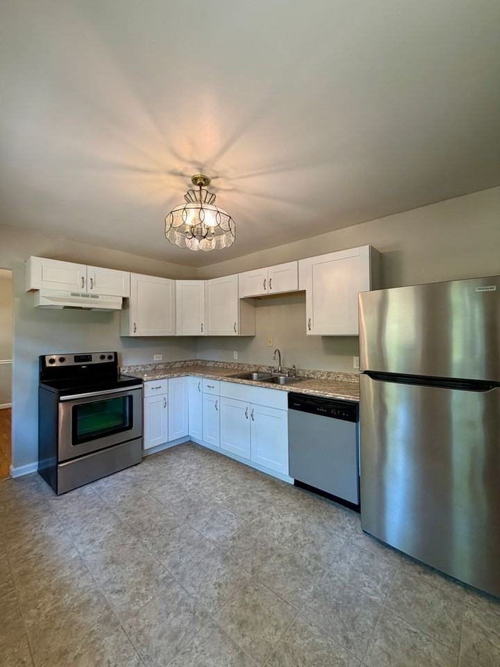 406 Hickory Dr - Photo 3 of 14