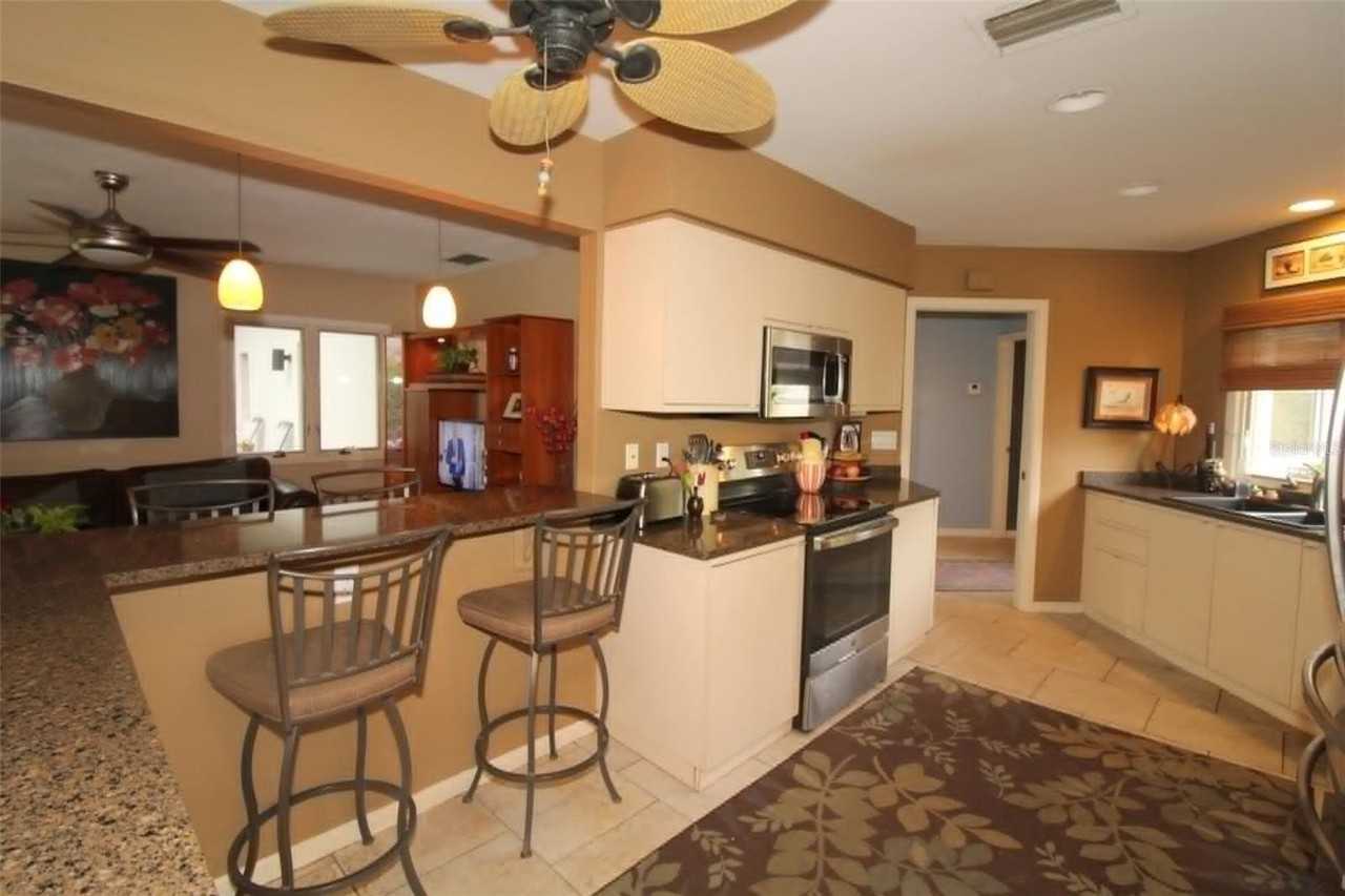 4532 Ascot Cir N - Photo 7 of 33