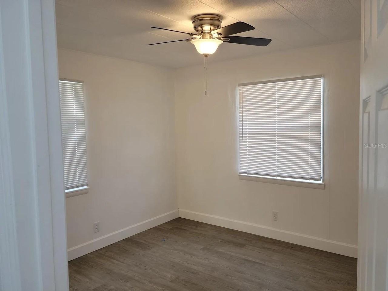 909 W Circle St - Photo 4 of 7