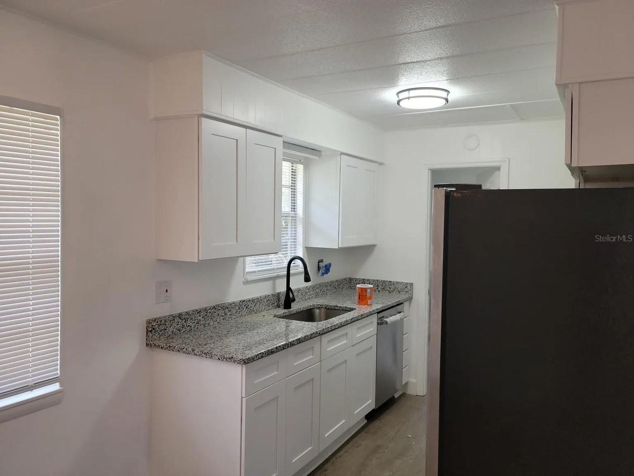 909 W Circle St - Photo 6 of 7