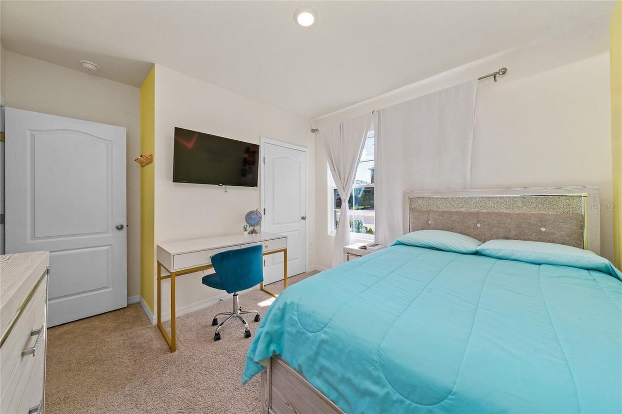 687 Griffon Ave - Photo 5 of 35