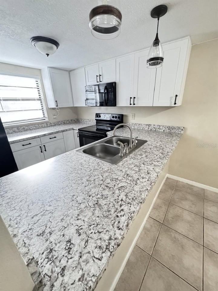 10128 Lake Oak Cir - Photo 4 of 24