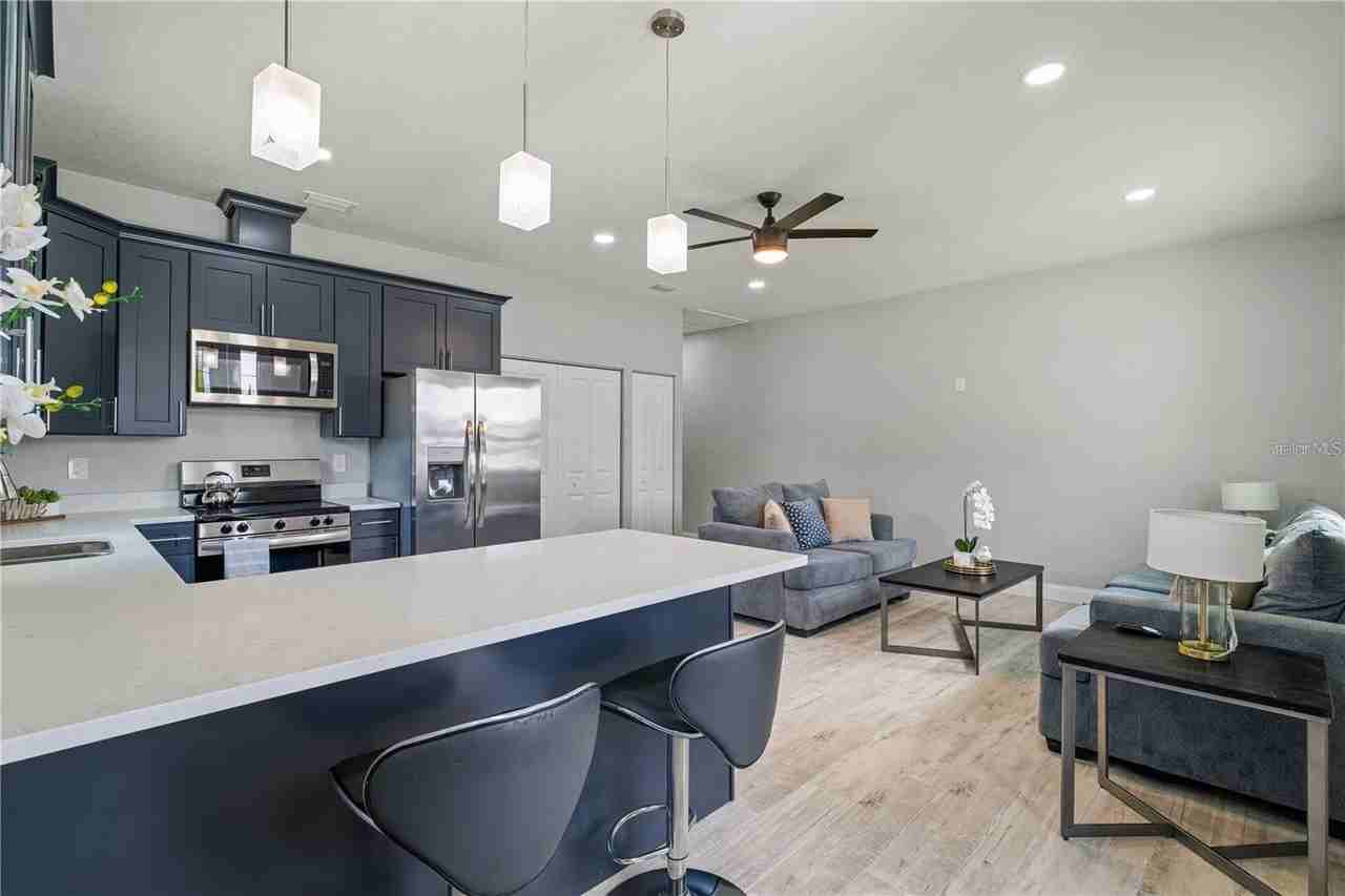 2617 W Saint Joseph St #2 - Photo 3 of 15