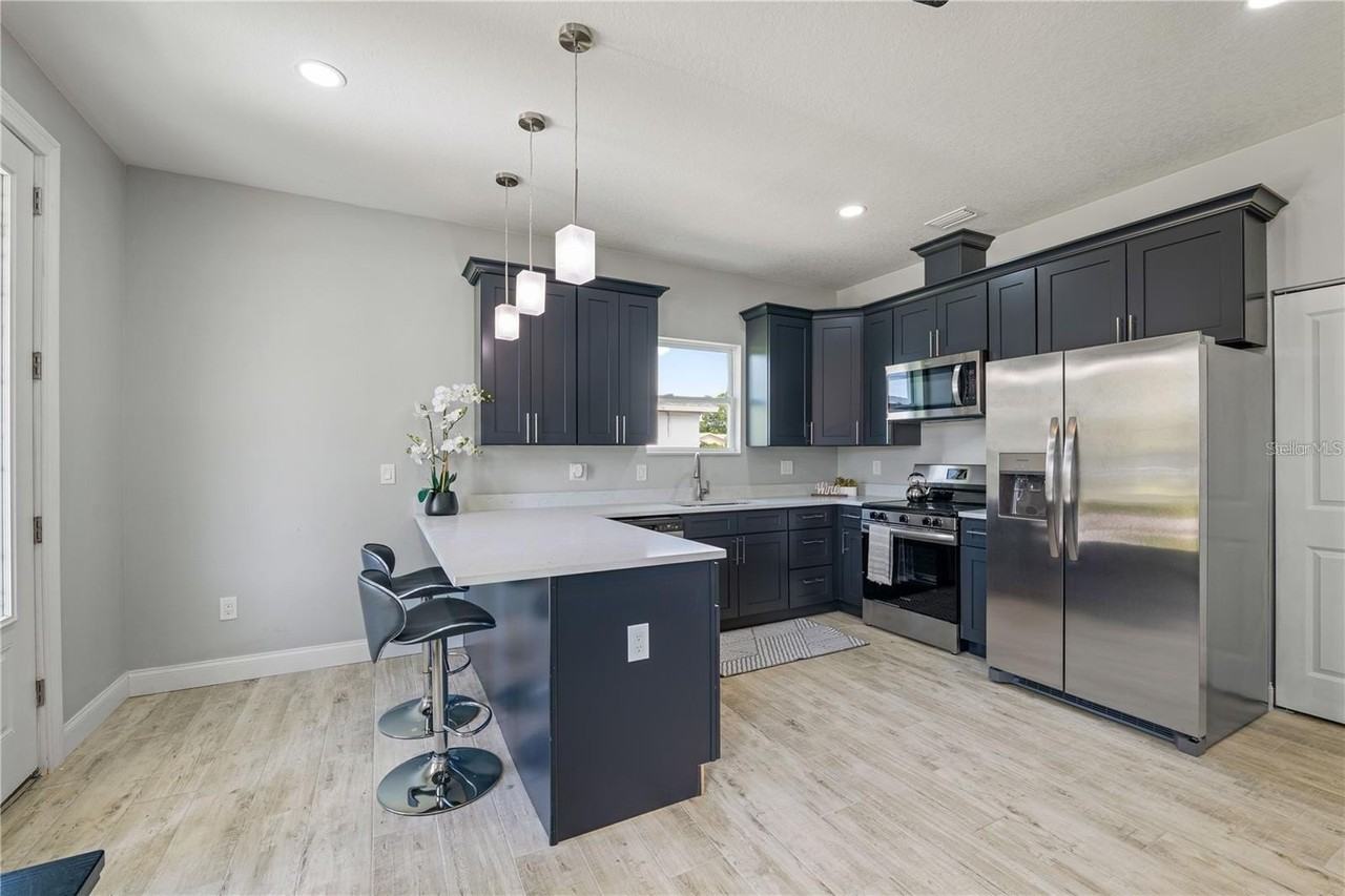 2617 W Saint Joseph St #2 - Photo 5 of 15