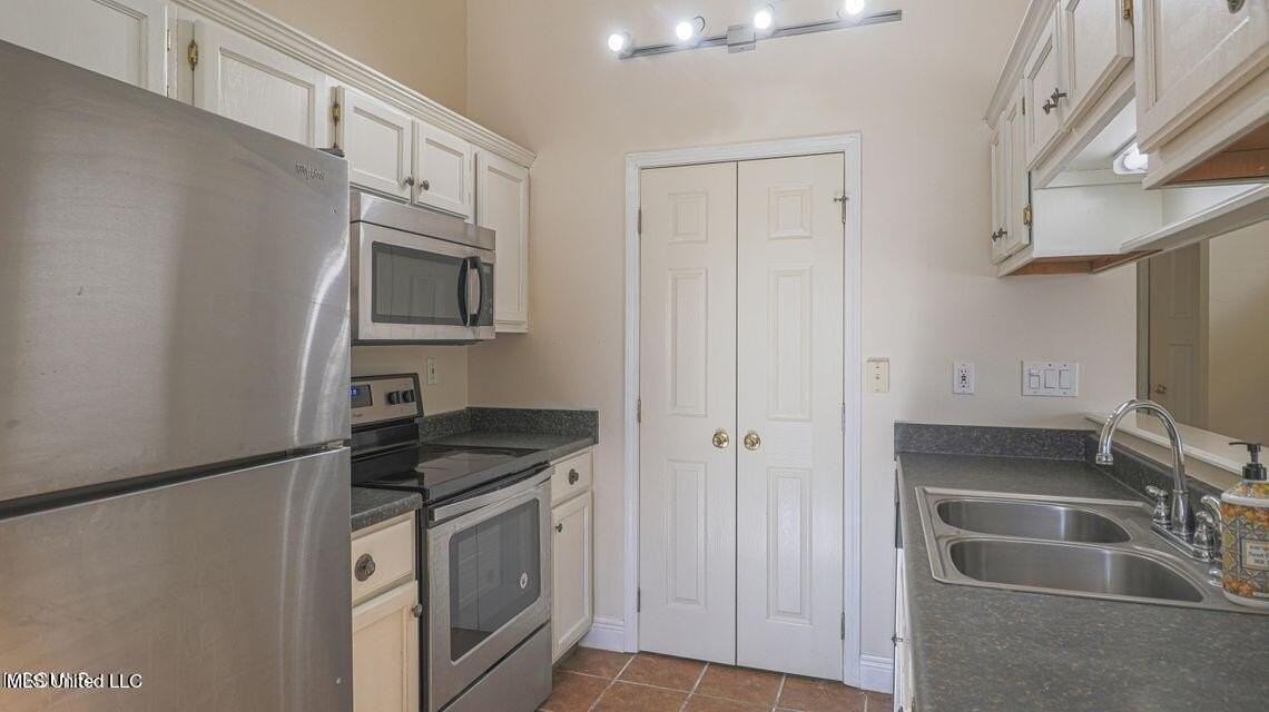 13472 Locust Hill Dr - Photo 5 of 20