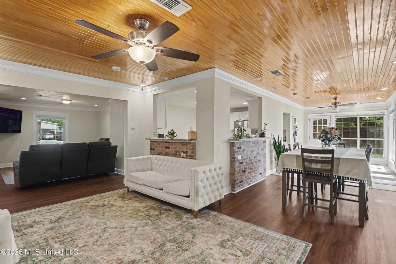 412 Woodland Park Dr - Photo 4 of 25