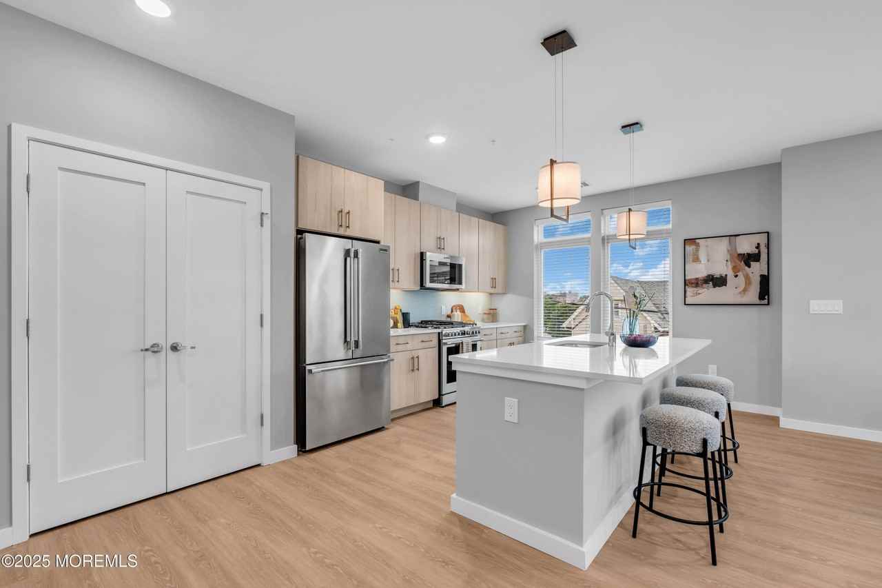 120 Monmouth St - Photo 4 of 37
