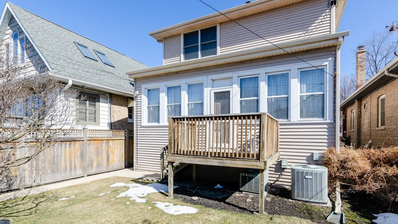 1033 Hayes Ave - Photo 2 of 34