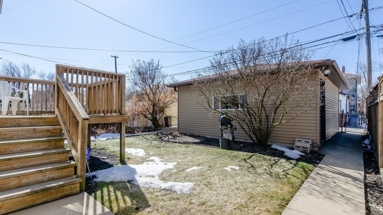 1033 Hayes Ave - Photo 3 of 34