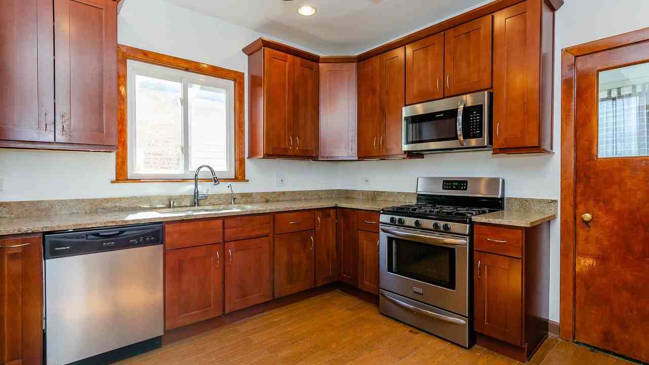 1033 Hayes Ave - Photo 4 of 34