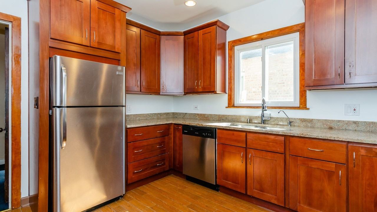 1033 Hayes Ave - Photo 5 of 34