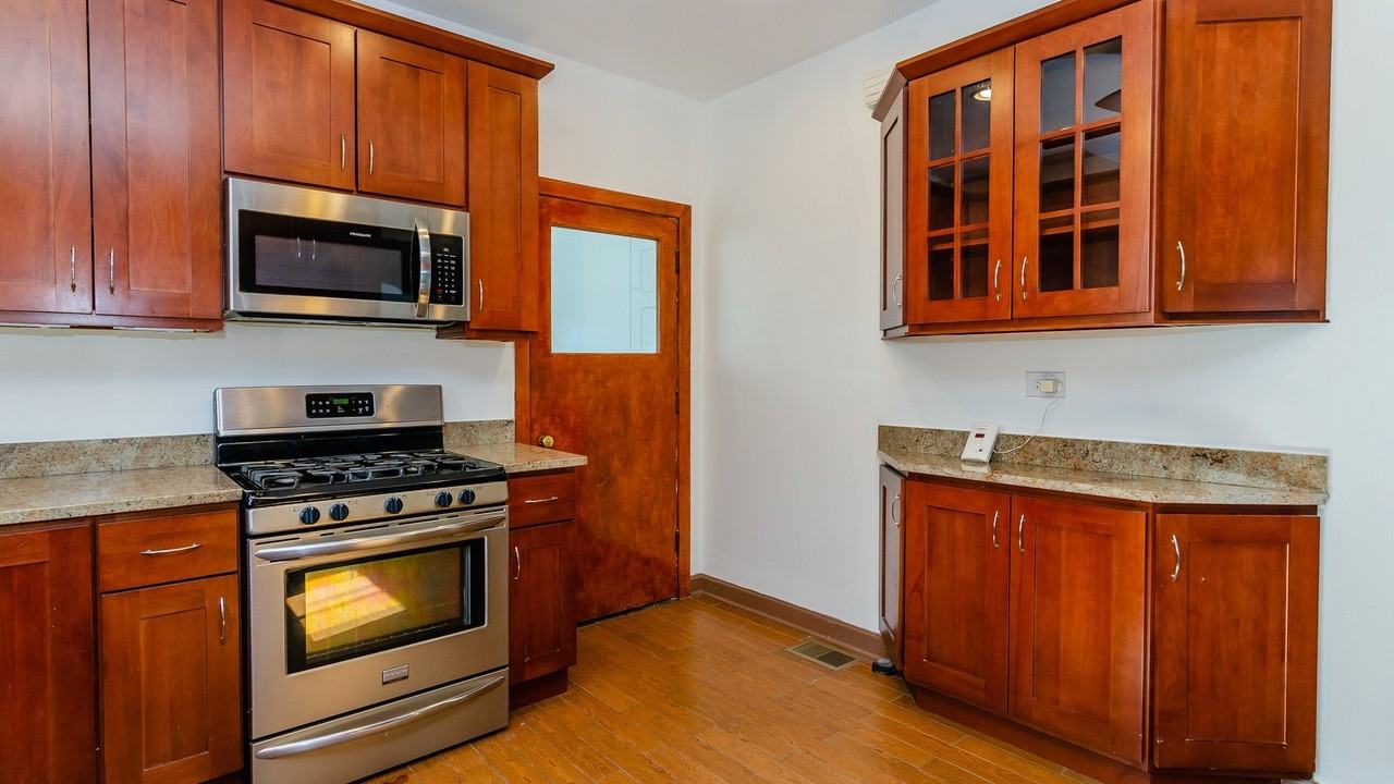 1033 Hayes Ave - Photo 6 of 34