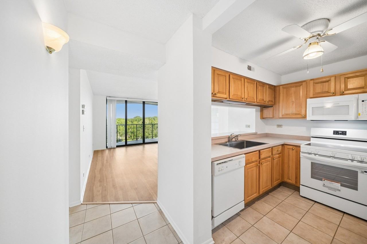511 Aurora Ave #615 - Photo 2 of 17