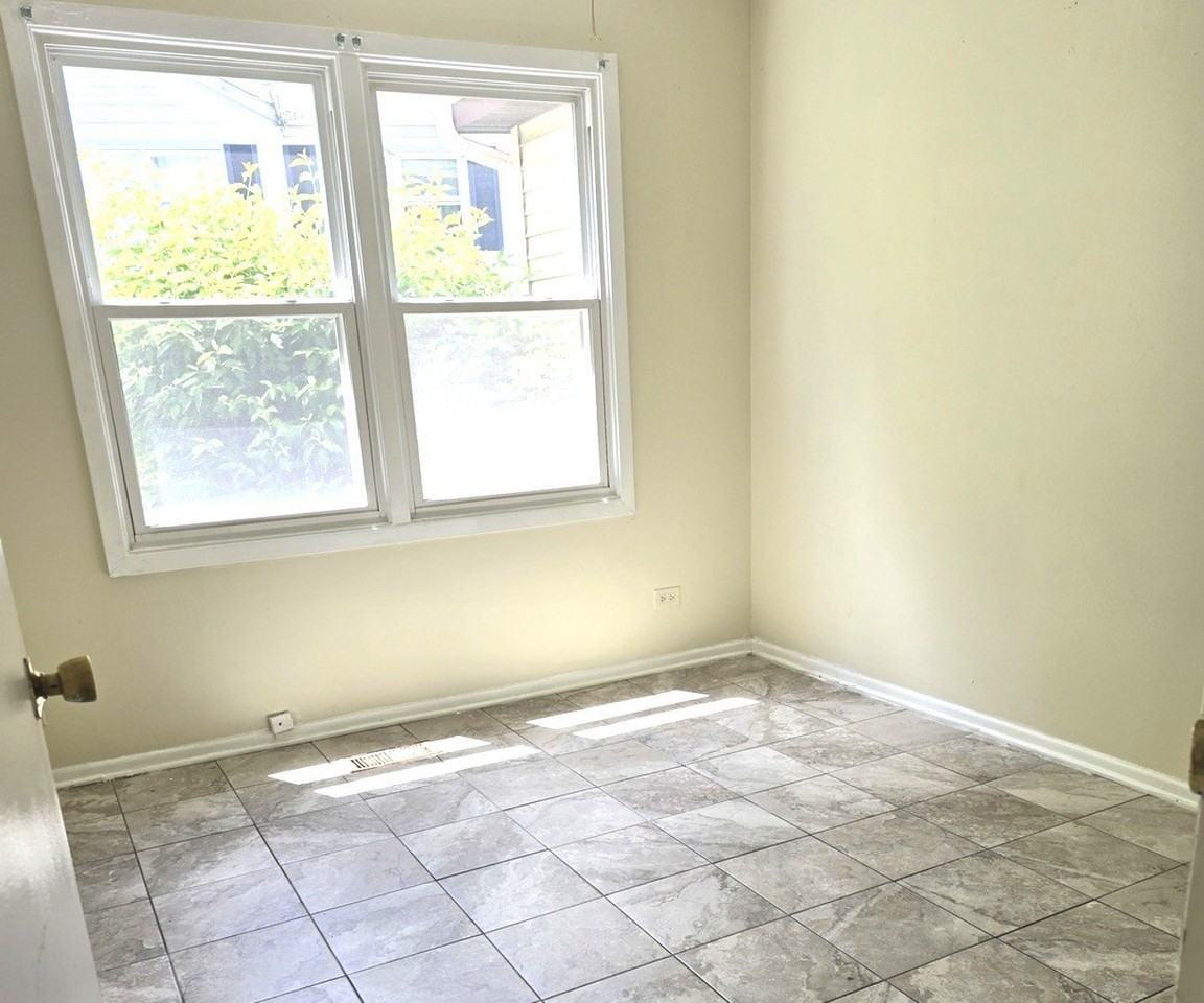 1751 Queensbury Cir - Photo 3 of 16