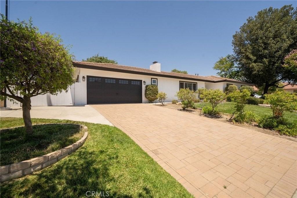1025 Kent Dr - Photo 4 of 34