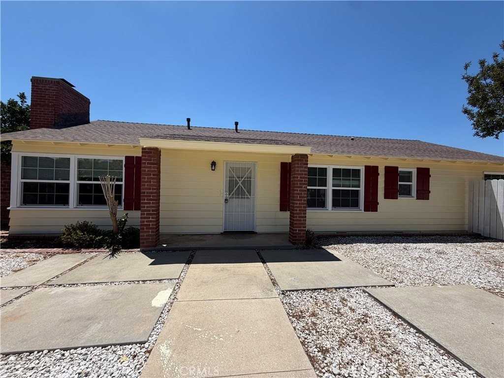 1447 S Valley Center Ave - Photo 2 of 30