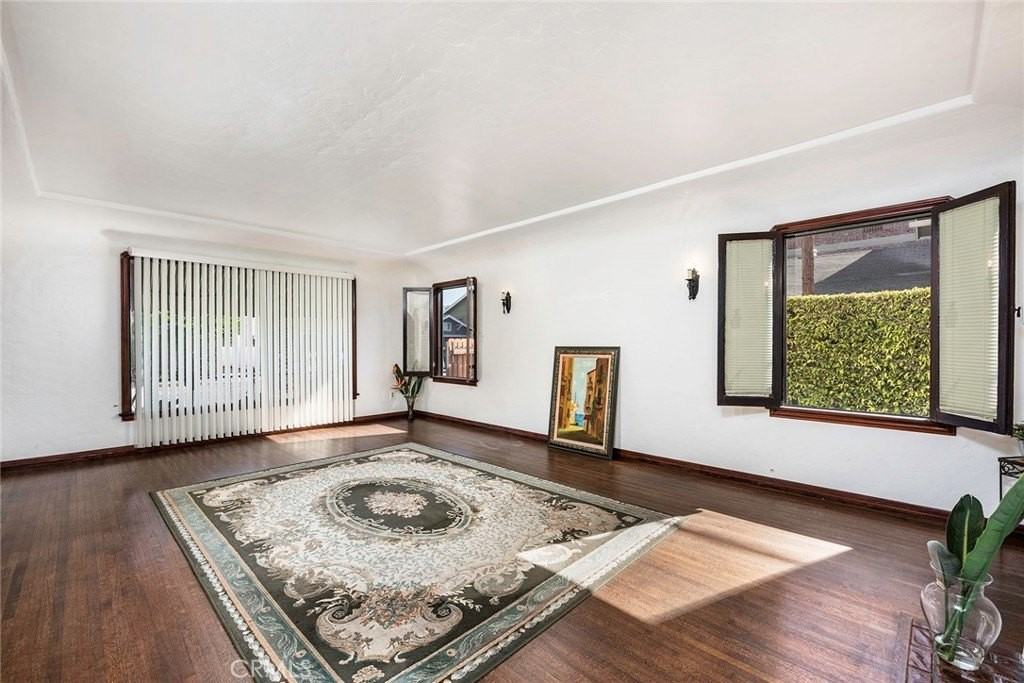 429 Olive Ave - Photo 4 of 28