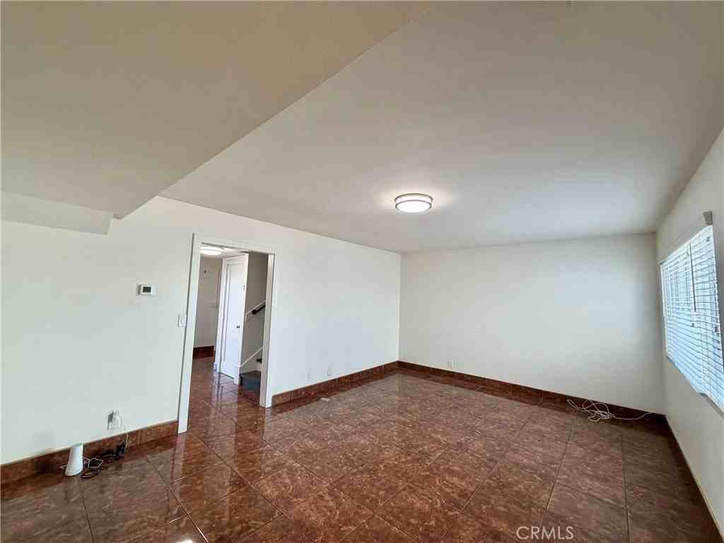 1477 W 20th St #7 - Photo 2 of 34