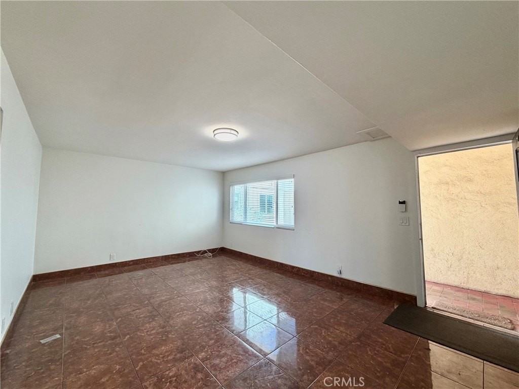 1477 W 20th St #7 - Photo 3 of 34