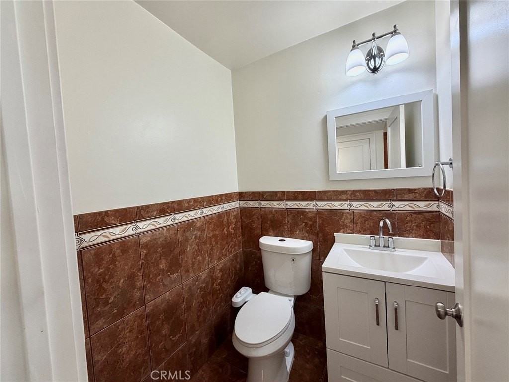 1477 W 20th St #7 - Photo 4 of 34