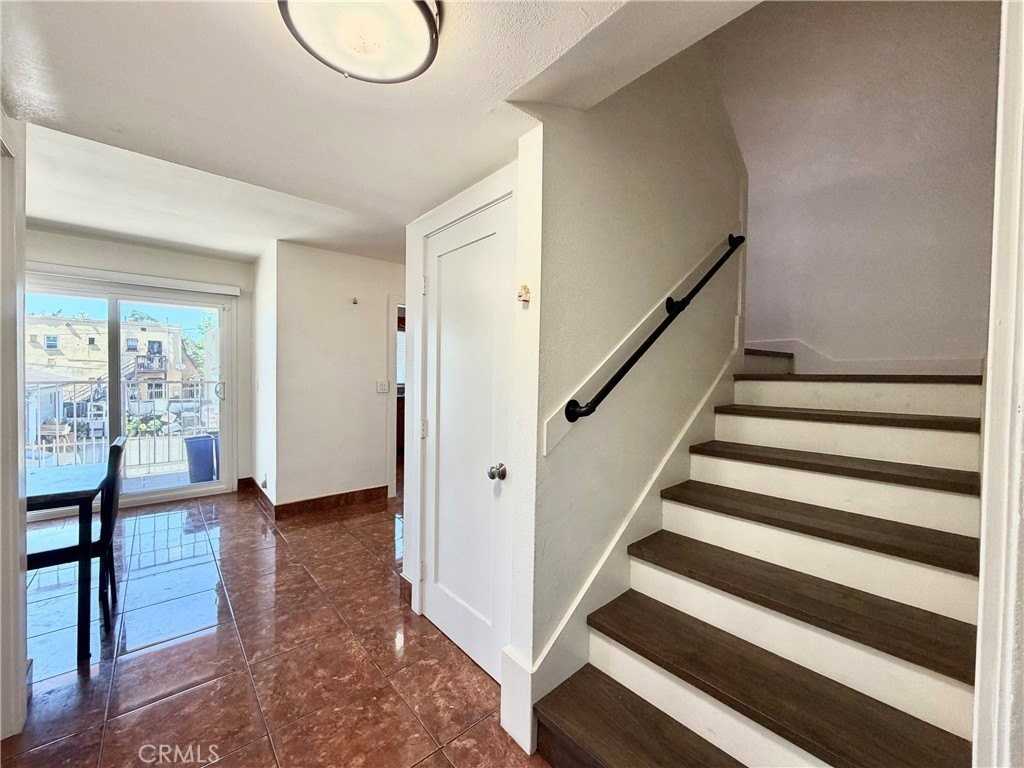1477 W 20th St #7 - Photo 7 of 34