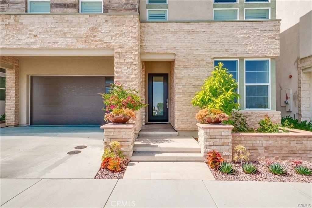 438 Sycamore Dr - Photo 3 of 22