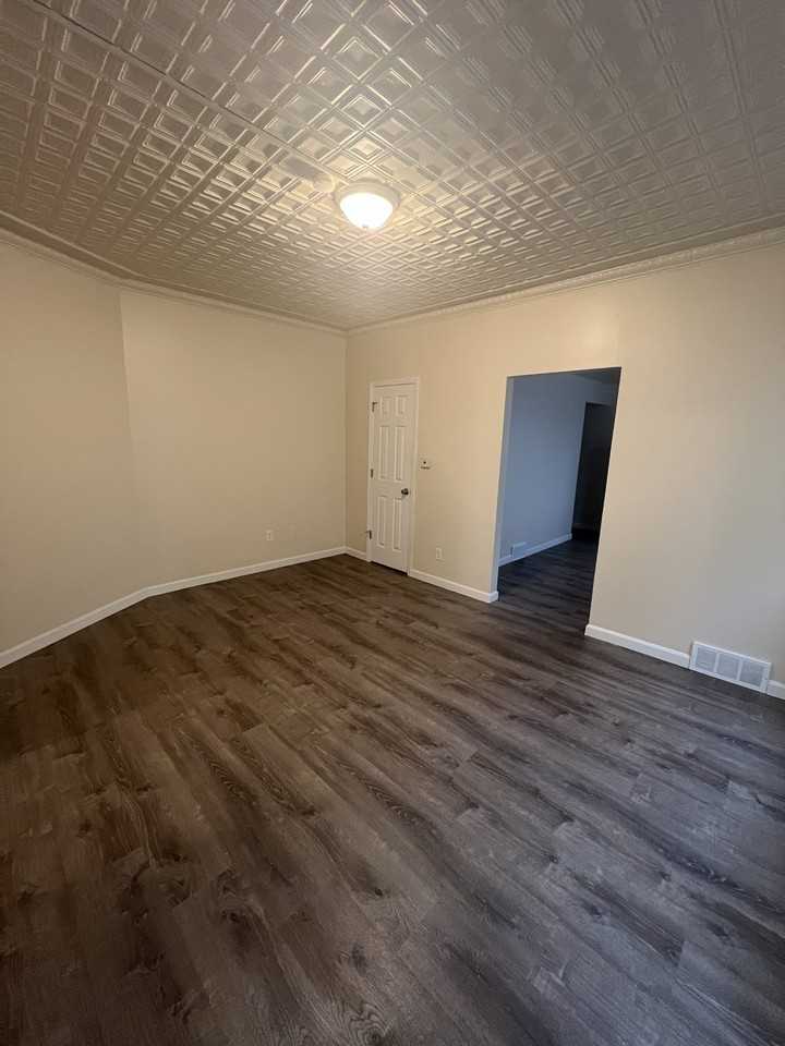 917 W 3rd St - Photo 2 of 9