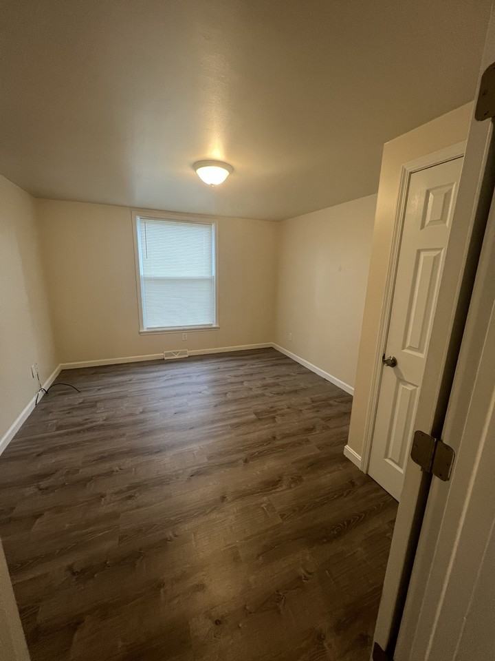 917 W 3rd St - Photo 3 of 9