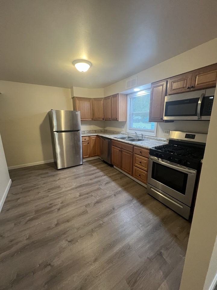 917 W 3rd St - Photo 4 of 9