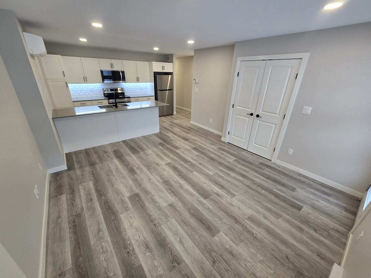 5 19.5 Regal Avenue - Main #MAIN - Photo 2 of 10