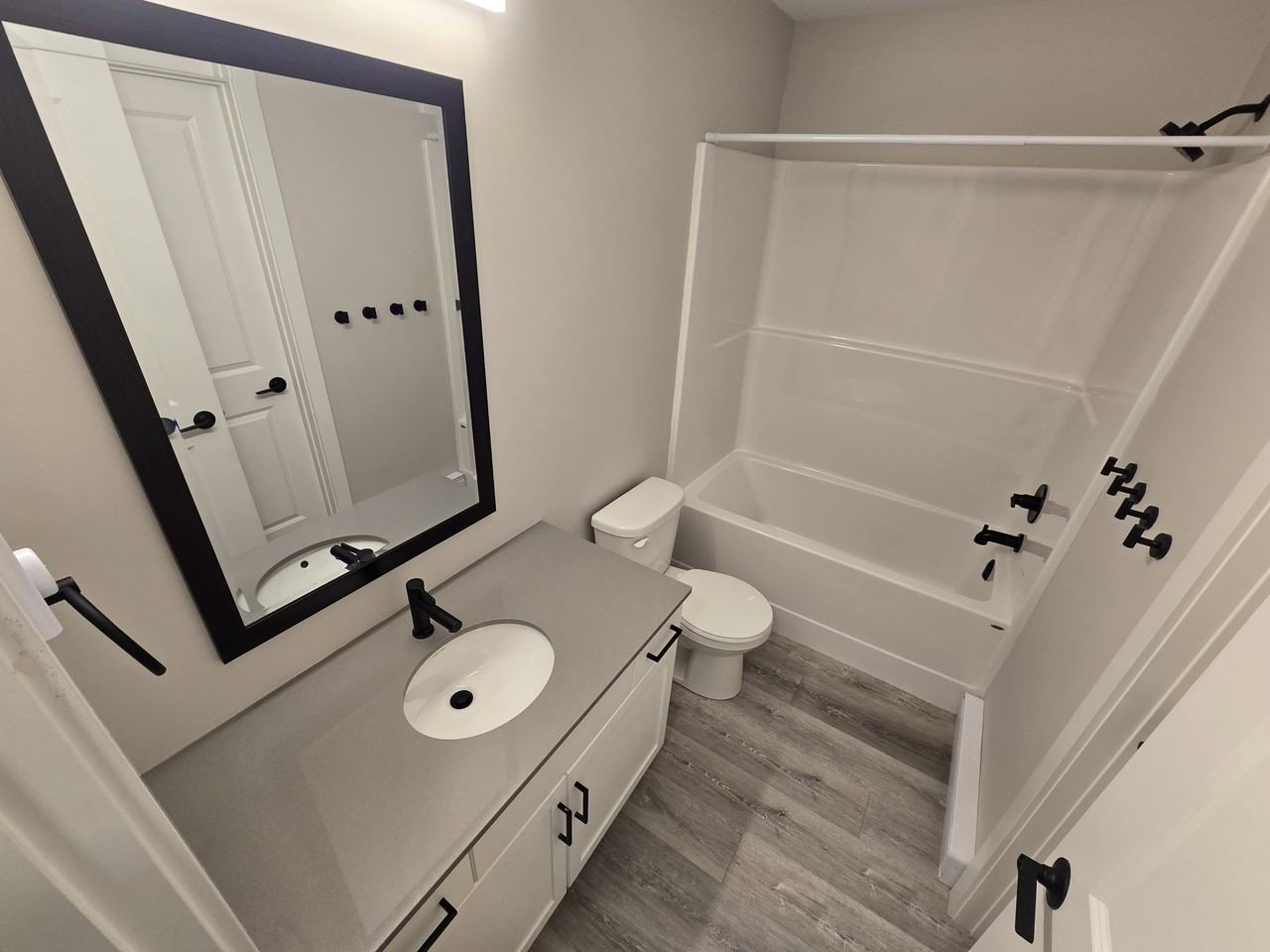 5 19.5 Regal Avenue - Main #MAIN - Photo 4 of 10