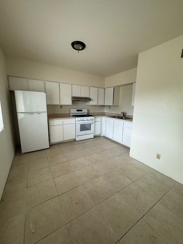 2873 N Fontana Ave - Photo 2 of 11