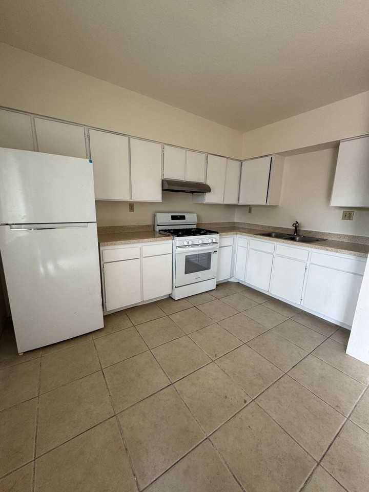 2873 N Fontana Ave - Photo 3 of 11