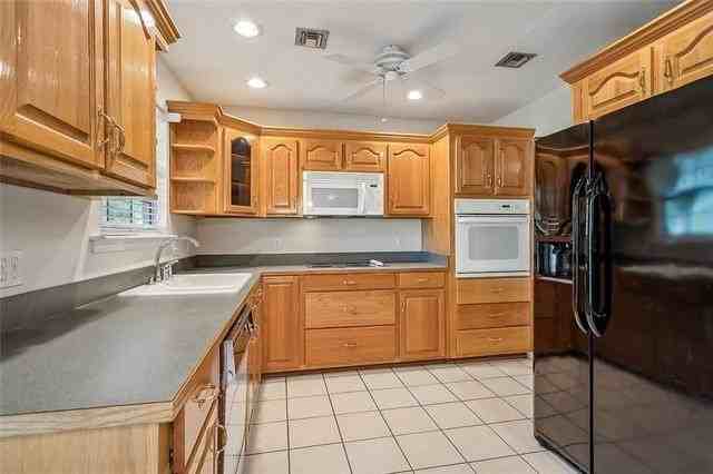 32 Beth Dr - Photo 4 of 16