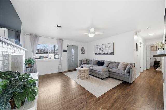 318 E Maple St - Photo 5 of 30