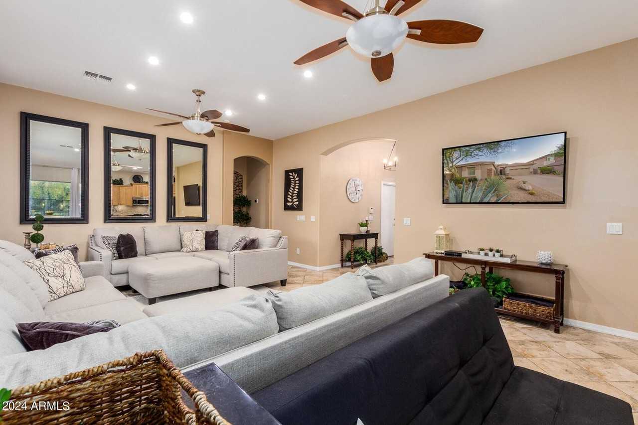 3103 W Sentinel Rock Rd #1 - Photo 3 of 10