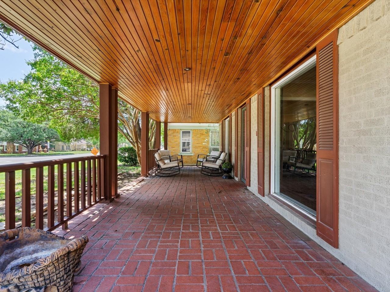1505 N Riverside Dr - Photo 4 of 40