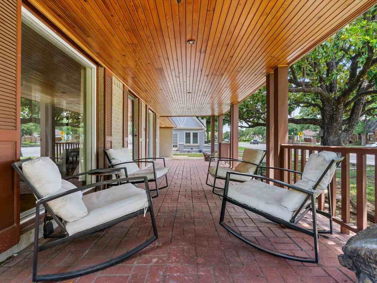 1505 N Riverside Dr - Photo 5 of 40